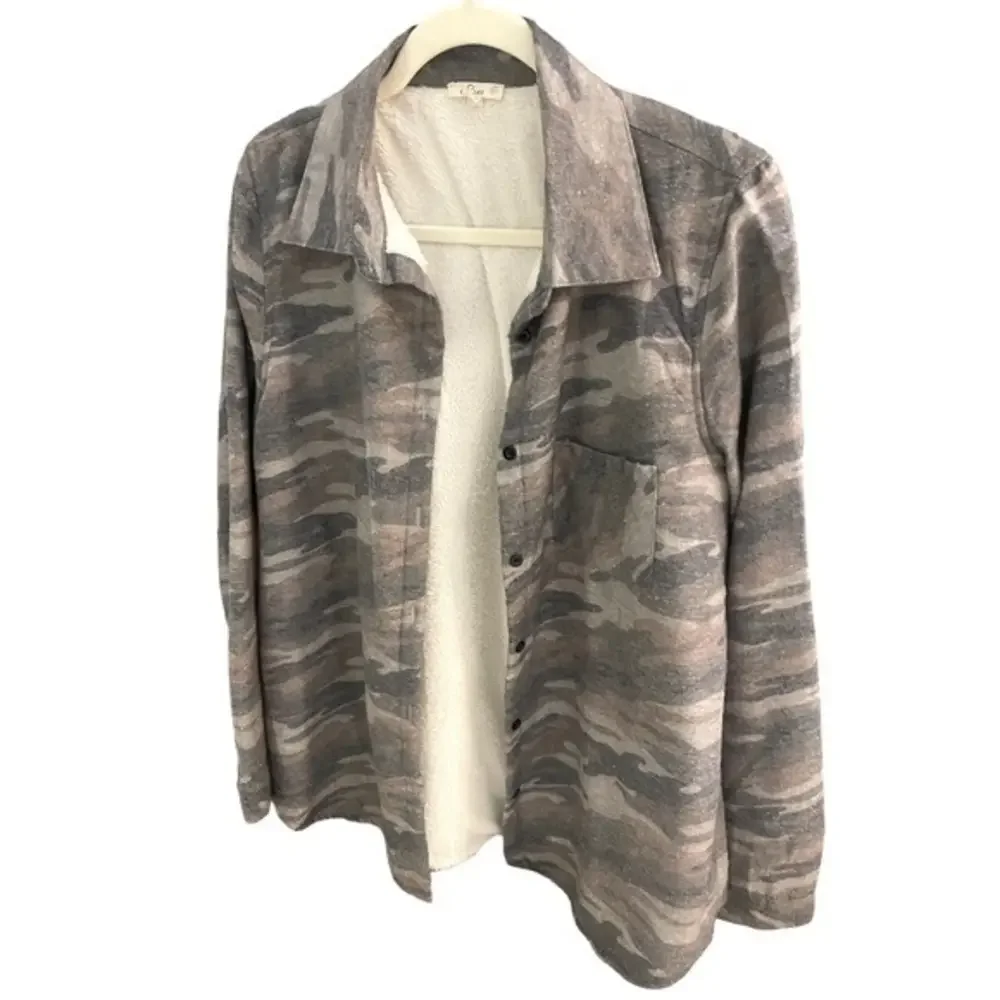 Lg E. Luna Camo Sherpa‎ lined button down jacket